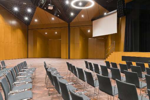 Bild 1: Beeindruckendes Furnier-Edelholz in einem der neu konzipierten S�le. Foto: IFN/europlac